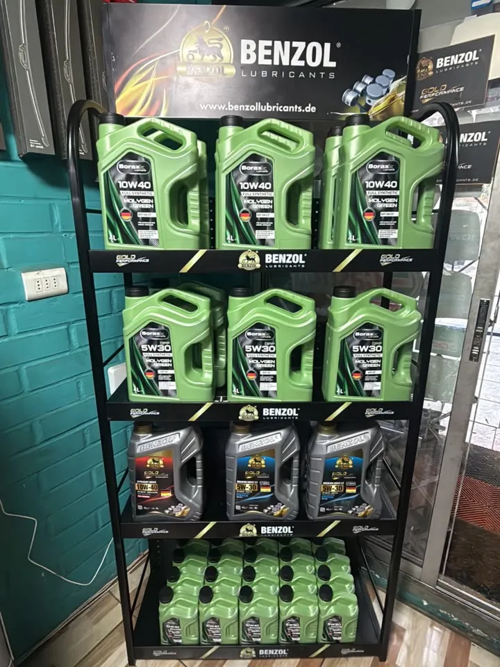 Estante de lubricantes Benzol con bidones verdes en la tienda del taller
