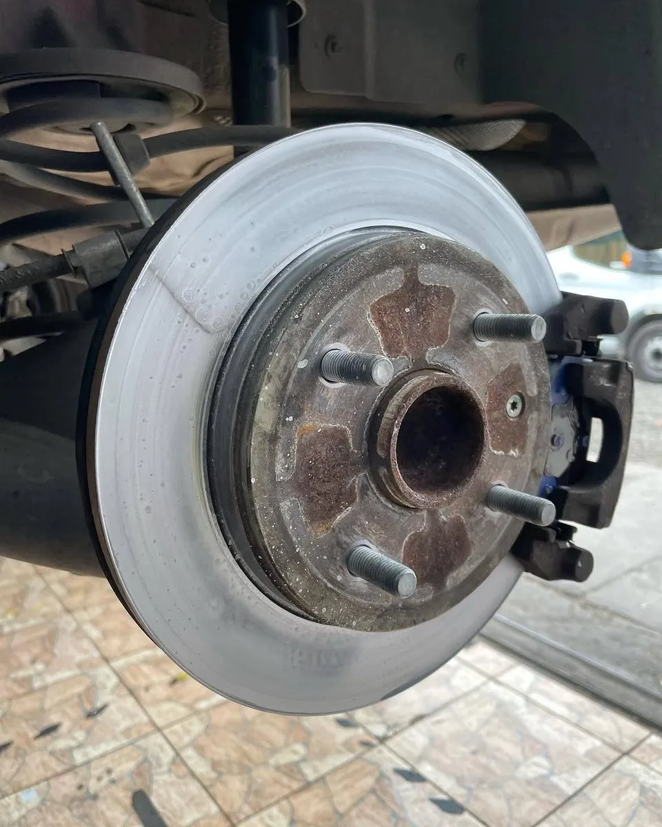 Disco de freno a la vista, con la rueda desmontada