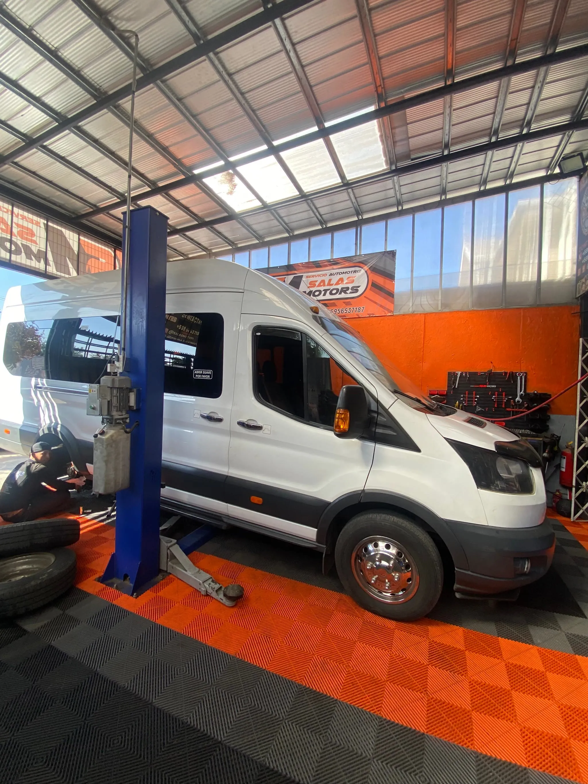Furgón Ford Transit blanco en un elevador de SalasMotors